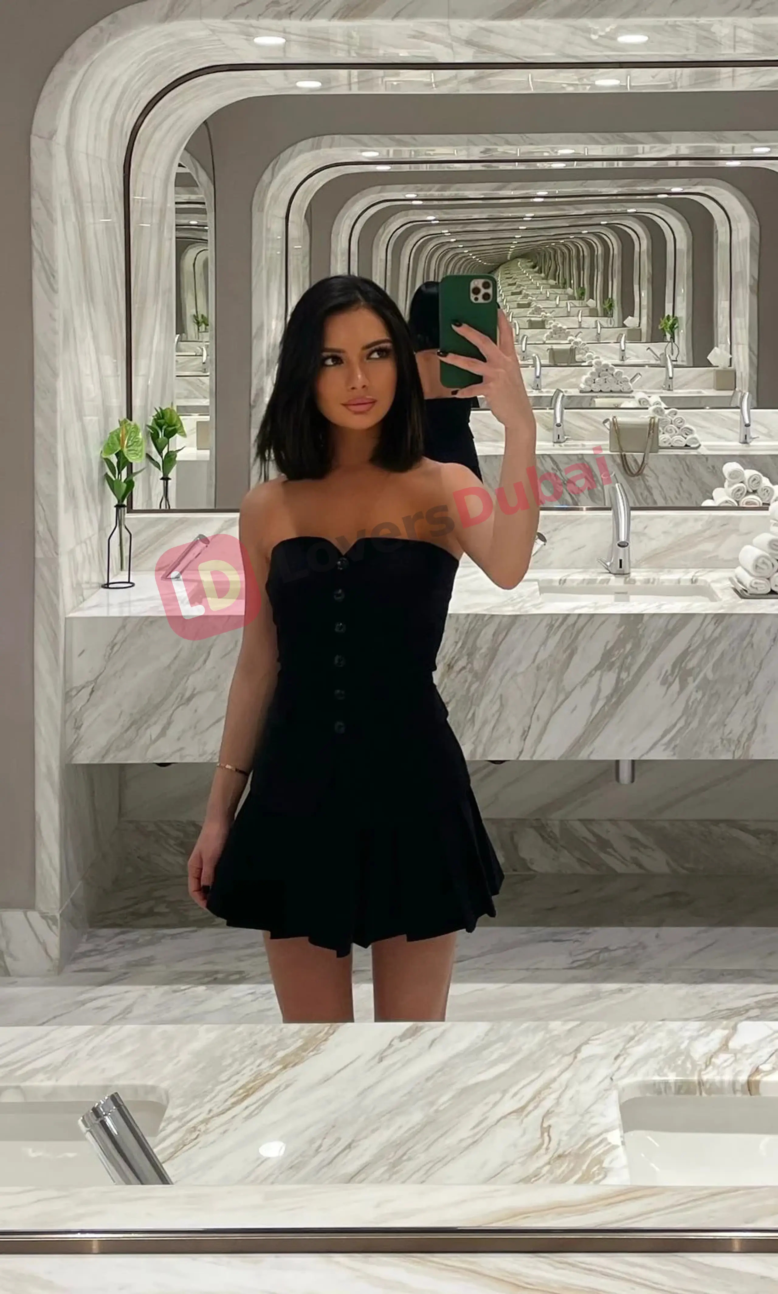 Profile of mia in Dubai, photograph 1
